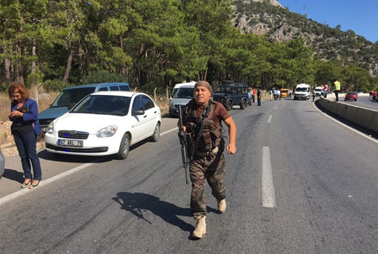 В Турции шоссе на Анталью обстреляли ракетами