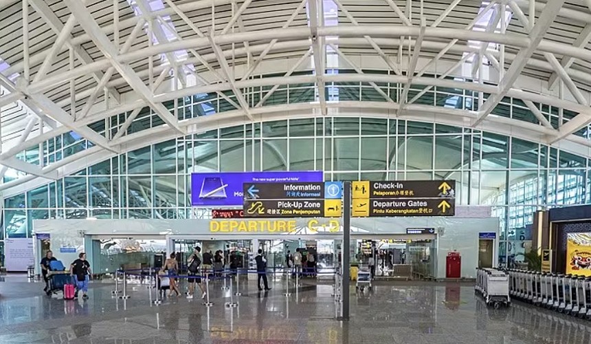 Туристы жалуются на вымогательства таможенников в аэропорту Бали