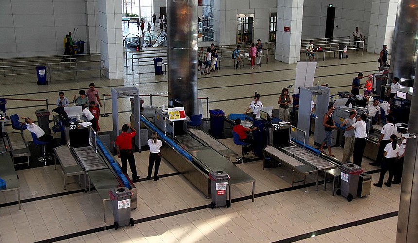 Туристы уверены, что в аэропортах пора отменять ограничения на жидкости в ручной клади