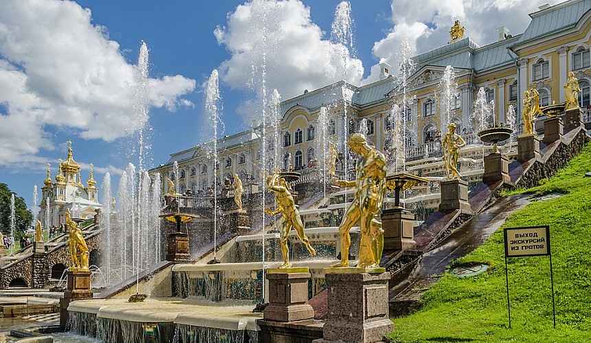 Туристы спланировали поездку в Северную столицу на открытие сезона фонтанов в Петергофе
