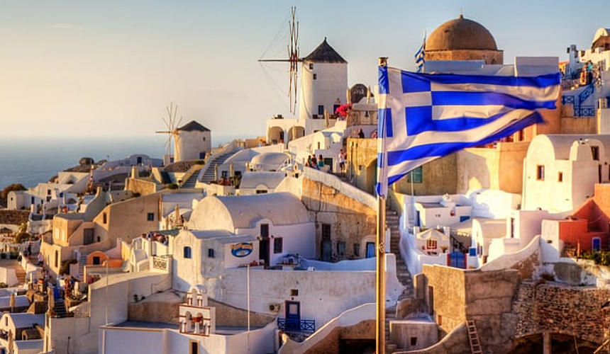 Греция смягчает ковидные ограничения для туристов