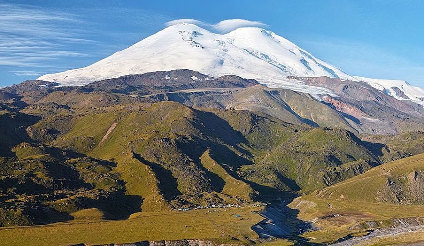 Сорвался в расщелину: альпинист из Краснодара погиб при восхождении на Эльбрус