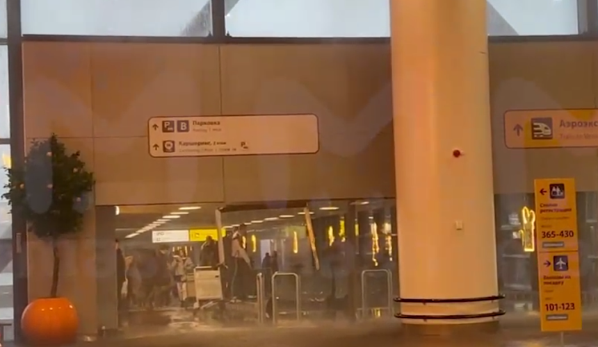 Терминал B аэропорта Шереметьево затопило