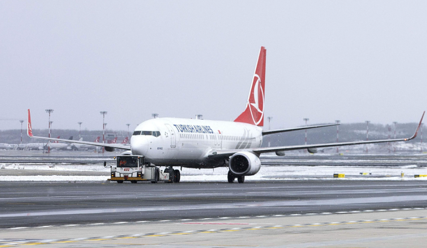 Turkish Airlines снова отменяет рейсы из-за снегопада в Стамбуле
