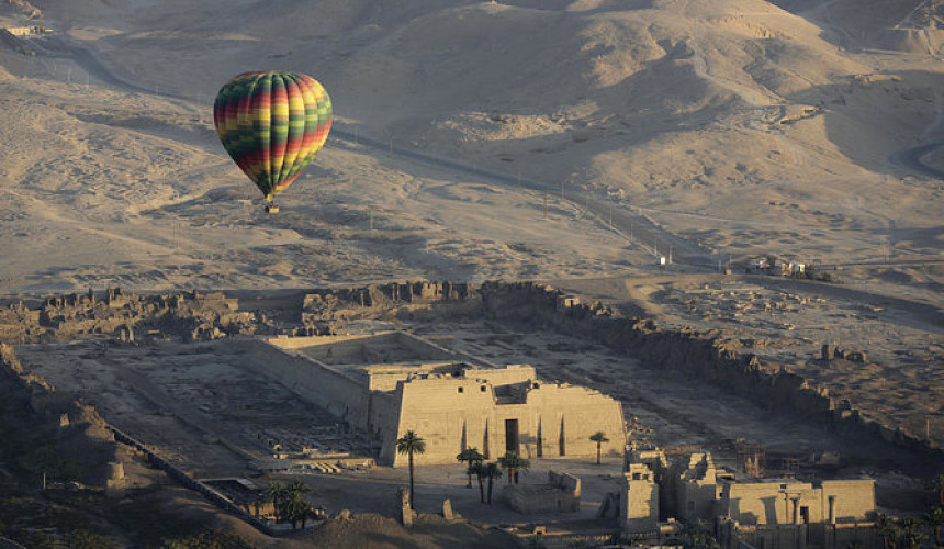 Воздушный шар с туристами упал на юге Египта