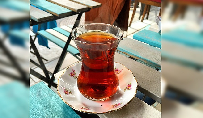 С одним чаем не сидеть! Кафе Турции не устраивают гости с маленькими заказами