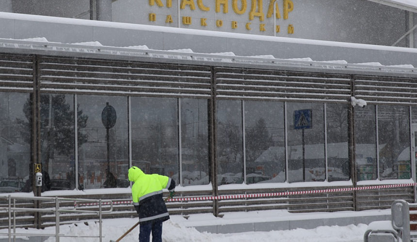 Аэропорт Краснодара возобновил свою работу после снегопада