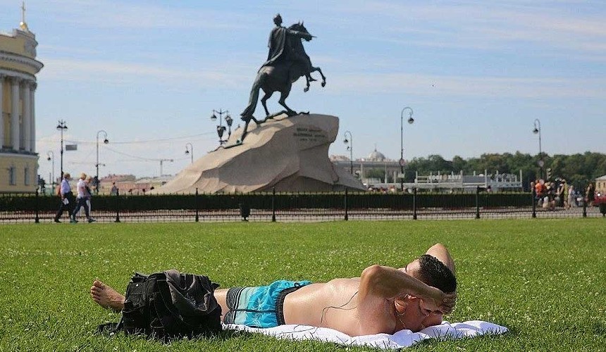 Туристов в Петербурге снова ждет 30-градусная жара 