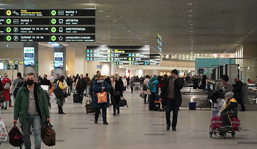 В аэропортах Москвы отменяют и задерживают рейсы