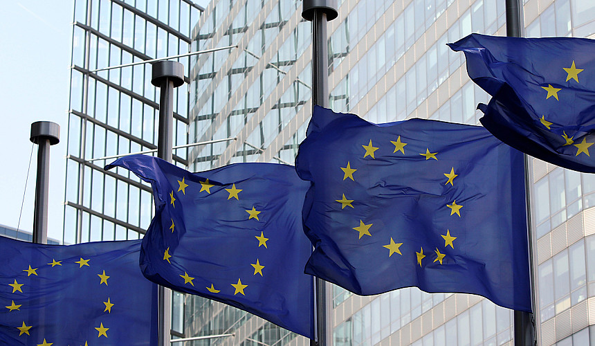 Еврокомиссар: странам ЕС следует пересмотреть признание уже выданных россиянам виз