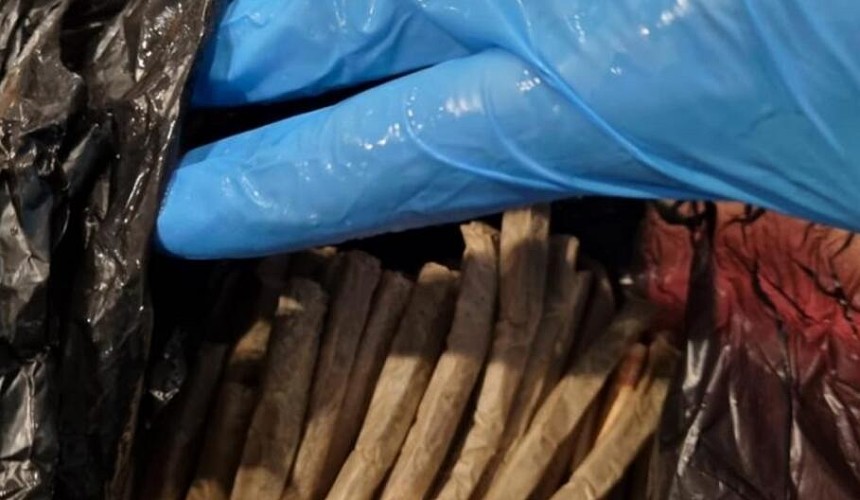В Дубае задержали пассажира с коробкой фаршированных марихуаной ананасов