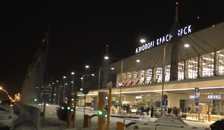 Туристы провели ночь в аэропорту Красноярска из-за не убранного с аэродрома снега