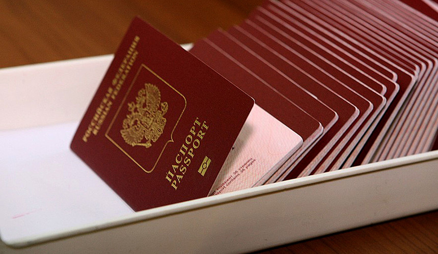 Россияне снова могут оформить 10-летний загранпаспорт на портале Госуслуг