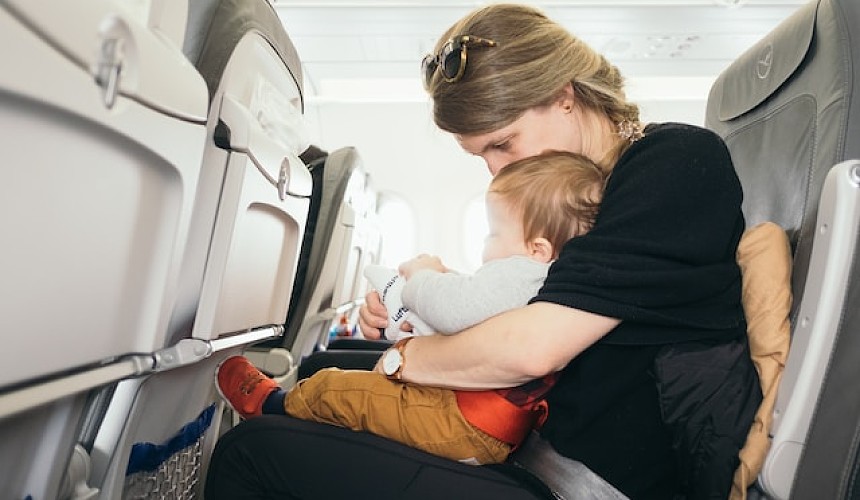 Пассажирке «Победы» пришлось оголить грудь в самолете ради ребенка