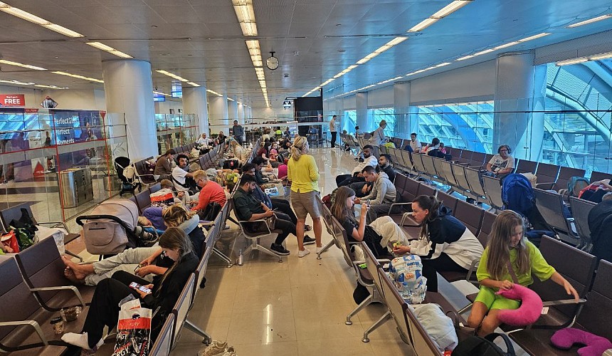 Российские туристы вынужденно переночевали в аэропорту Шарджи
