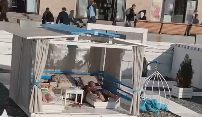 Погода в Сочи позволила позагорать туристам