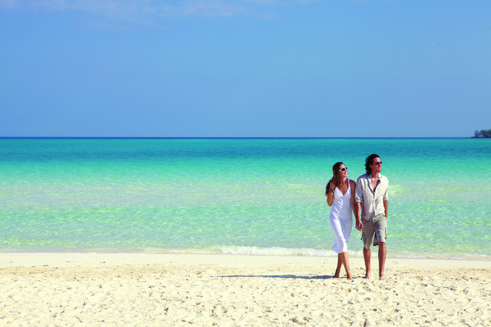 beach couple_walk_cayo quillermo_6382.jpg