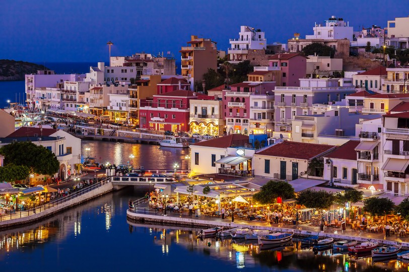 Агиос-Николаос_Agios Nikolaos City and Voulismeni Lake at Night Crete, Greece shutterstock_483605002.jpg