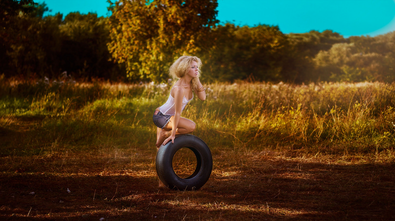 girl-with-a-wheel-1744077_1920.jpg