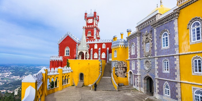 Синтра_Pena palace in Portugal shutterstock_387794470.jpg