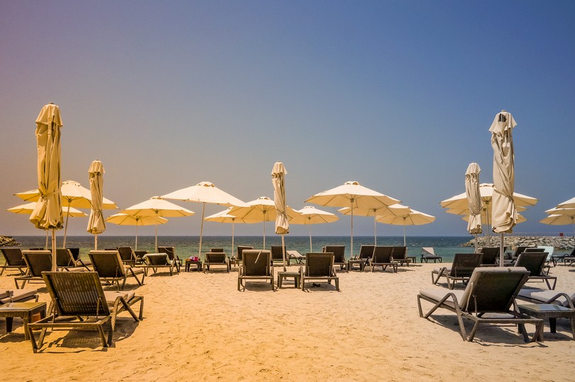 Dubai. Oasis of Paradise. The beach with sunbeds and sunshades in Dubai, on the shores of the Arabian Gulf shutterstock_689575219.JPG