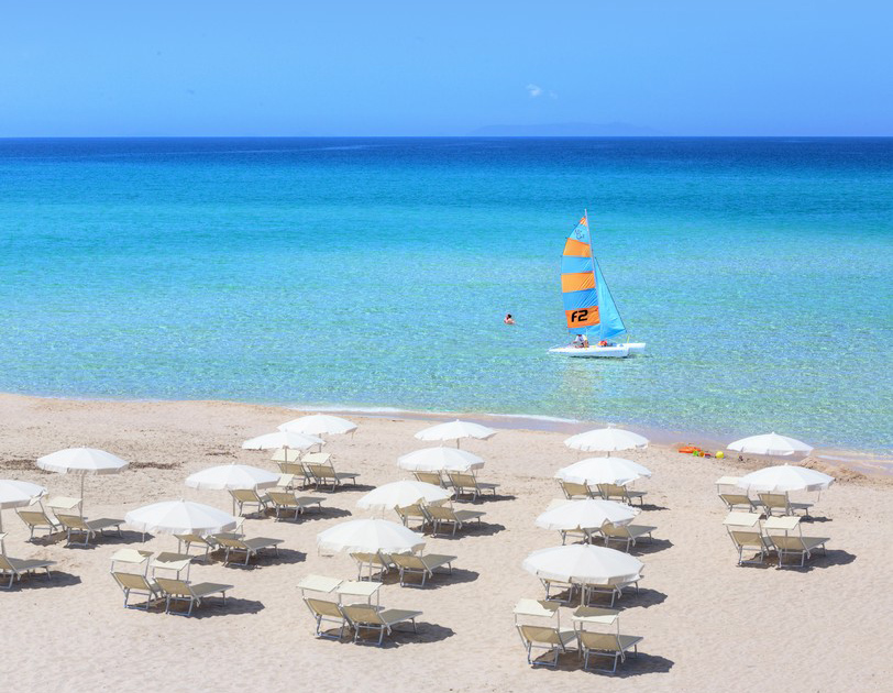 Dune_spiaggia_ombrelloni_bianchi_catamarano_V_RGB.jpg