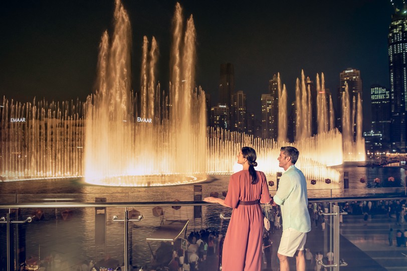 couple iconic burj khalifa hr.jpg