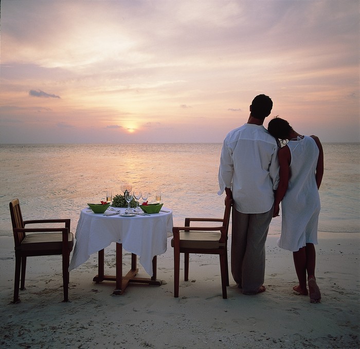 Hi_ANMVMI_27798282_ANMI_Restaurant_SandBankDining_Couple-Sandbank dining.jpg