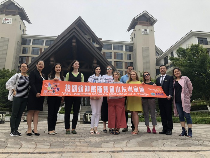 the group photo-- Rongcheng Tourism Development Committee ,TEZ TOUR and TEMPUS on 8th JUNE 0608荣成旅发委杨局长与考察团在倪氏海泰酒店外景.jpg.jpg