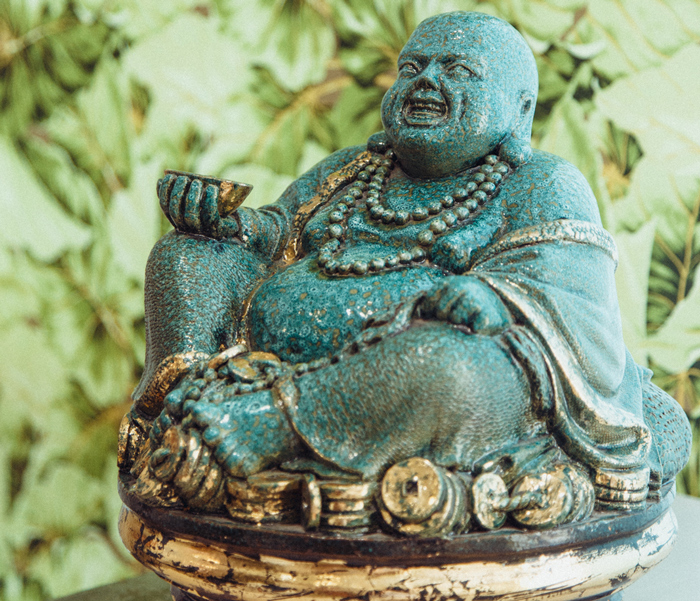 Круглый офис с толстым Буддой