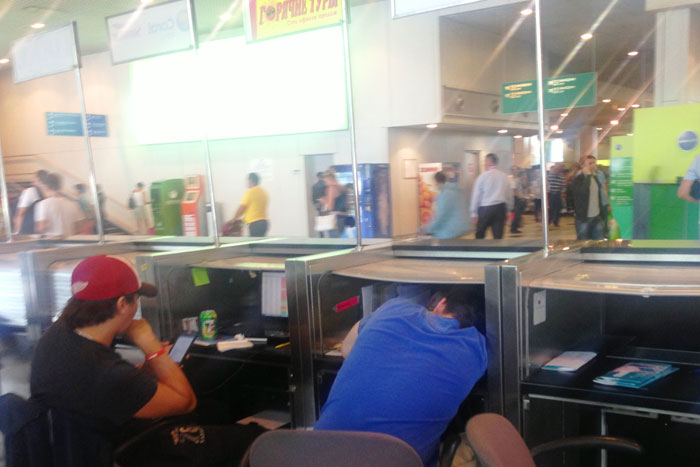 Регулировщик самолетов. Кто работает ав аэропорту. Человек на взлетной полосе. Как называется профессия в аэропорту. Регулировщик самолетов на посадке.