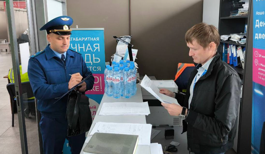 Туристам с задержанного рейса объяснили, почему в отель на территории России не заселили по загранпаспорту