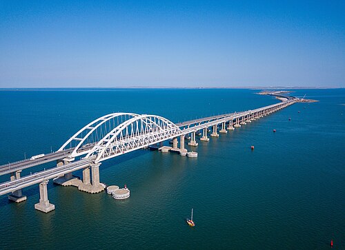 У Крымского моста образовались очереди из более чем 500 автомобилей