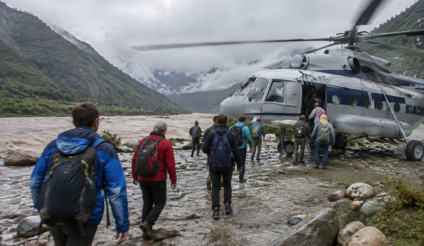 Девять российских туристов вывезли вертолетом из затопленного Непала