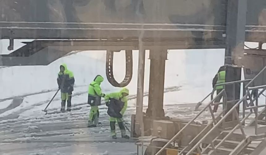 Спать на полу, а не в отеле: метель не дала туристам улететь в Турцию