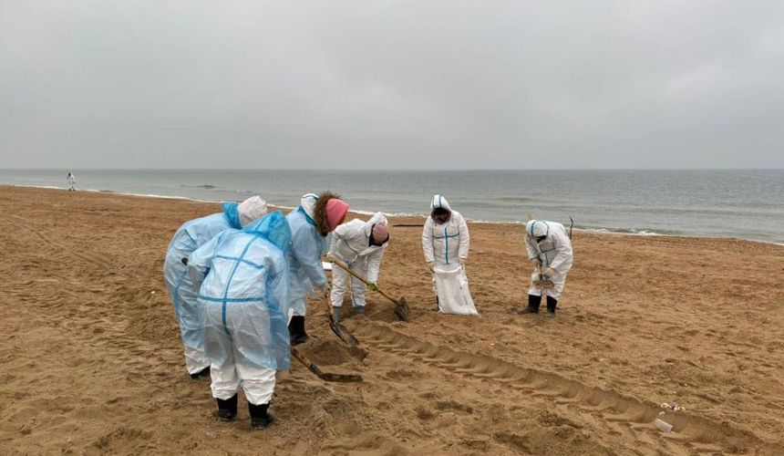 Волн не было, но мазут пришел: в Анапе новые выбросы