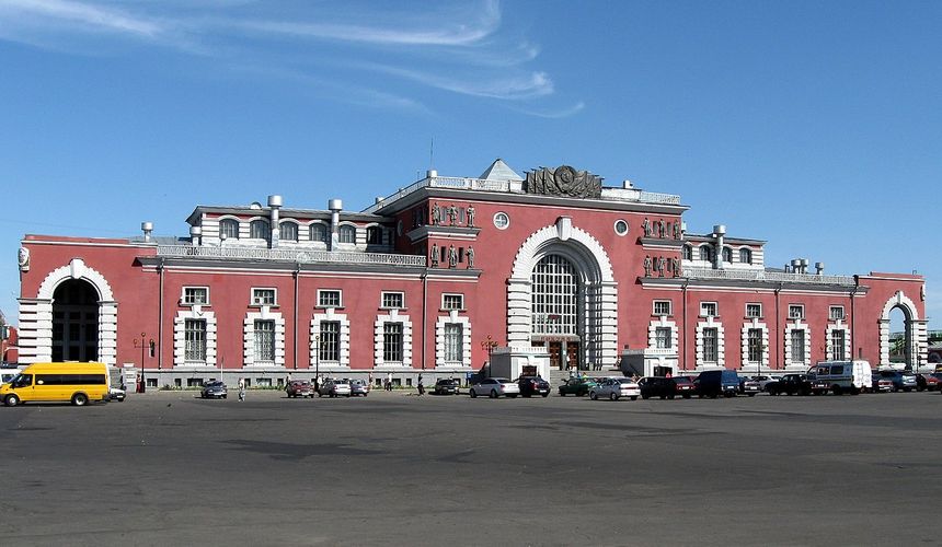 Туристам объяснили, почему только один южный поезд изменил маршрут в Курской области