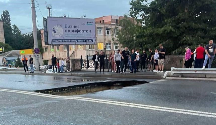 «Бюджет пилят, мосты падают»: крымчане обсуждают обрушение моста в Симферополе