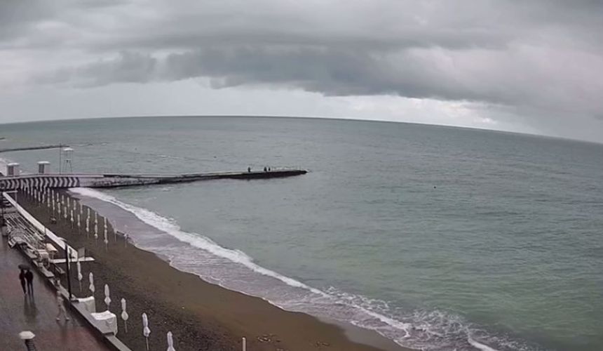 Туристам в Сочи придется подождать, пока море очистится после ливней