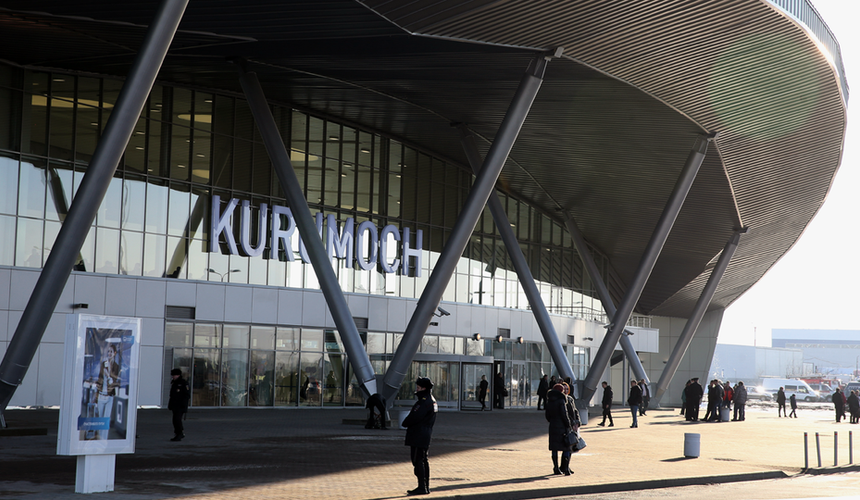 Снегопад и ветер на 15 часов задержали рейс из Самары на Фукуок