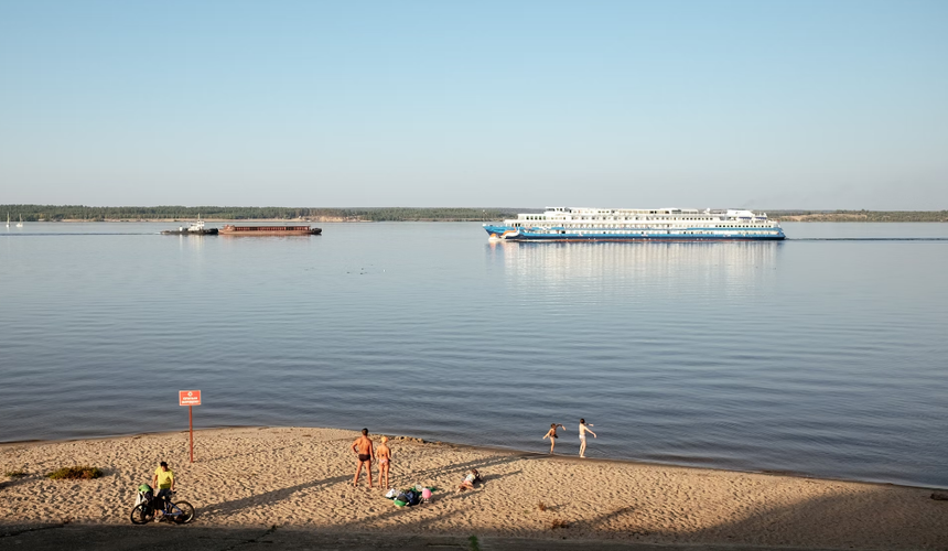 Туристов со сломавшегося теплохода вывозят на автобусах