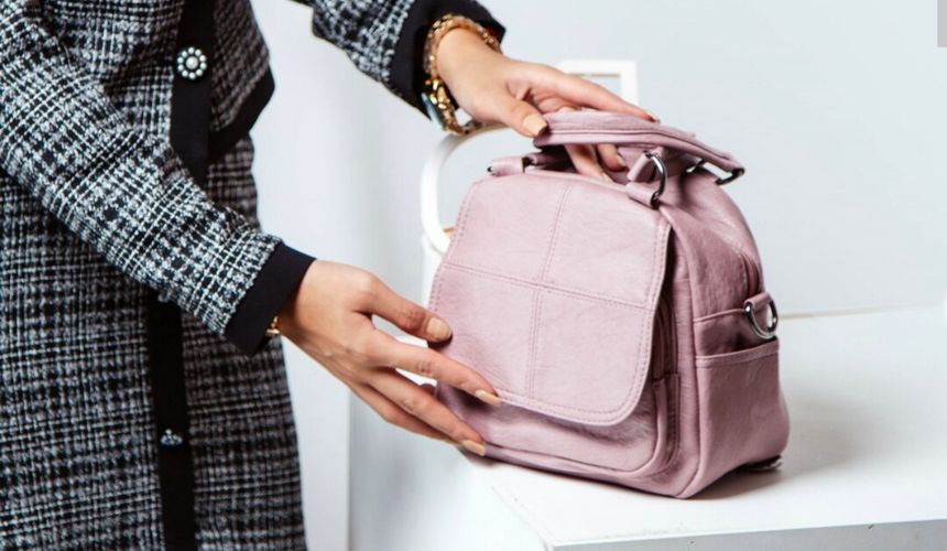 Туристка пожаловалась, что ее дамская сумочка на рейсе «Победы» превратилась в багаж