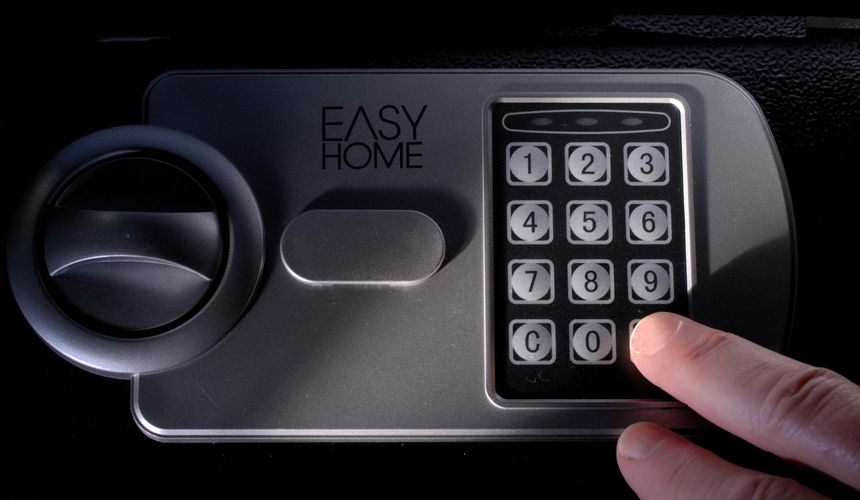 В Адлере горничная попалась на краже из номера