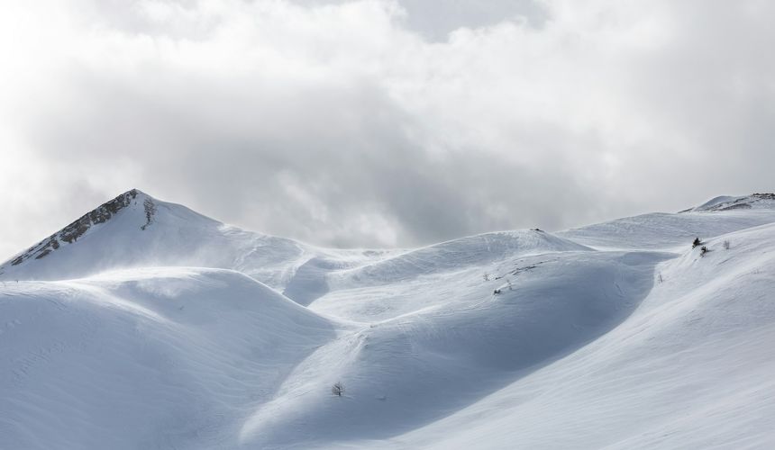 На Камчатке спасатели попытались помочь застрявшим в пурге туристам, но сами оказались в снежном плену