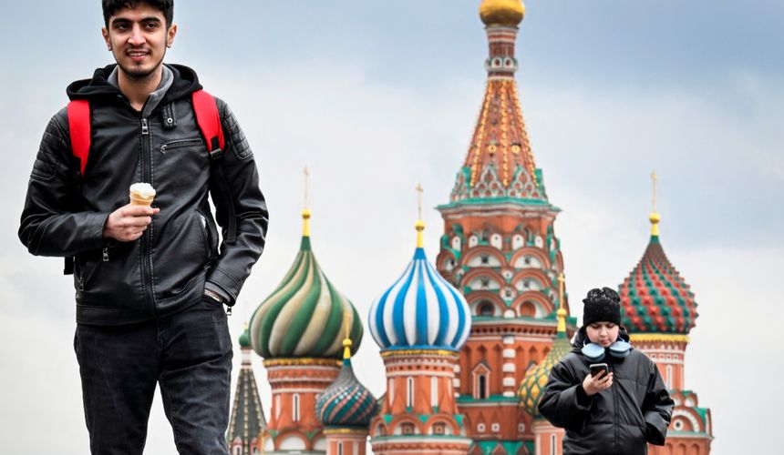 У иностранных туристов при въезде в Россию могут проверить телефоны