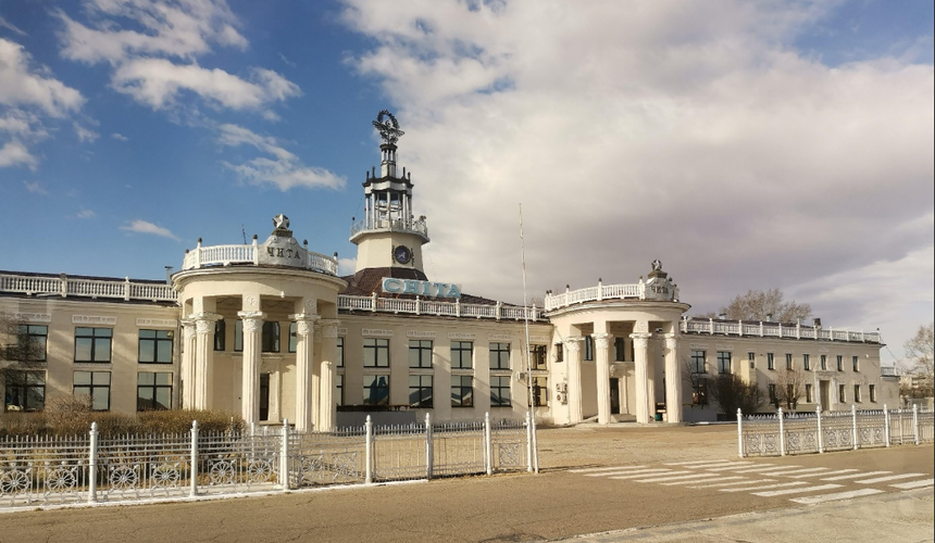 Рейс из Читы в Москву отложили из-за пассажирки, открывшей аварийный выход