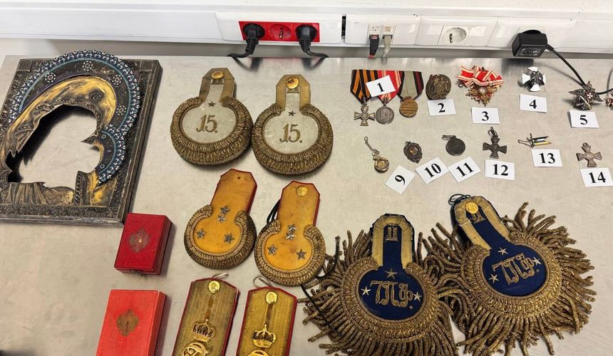 Таможенники в Пулково задержали пассажира с чемоданом исторических ценностей