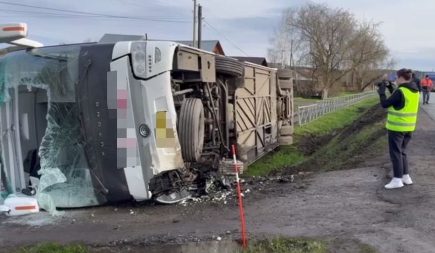 В Пермском крае опрокинулся автобус с туристами