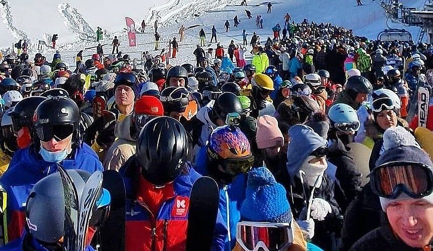 Туристы в горах Сочи выстроились в огромные очереди к подъемникам