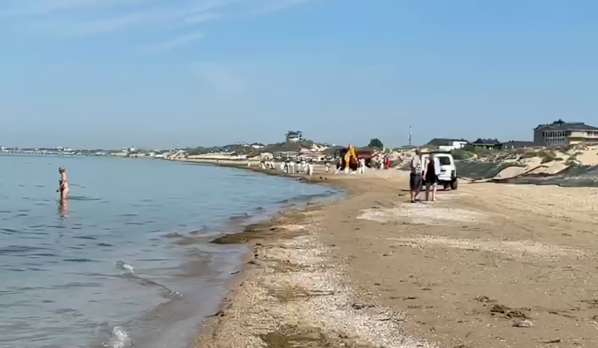 Жара в Анапе: туристы купаются, несмотря на запрет